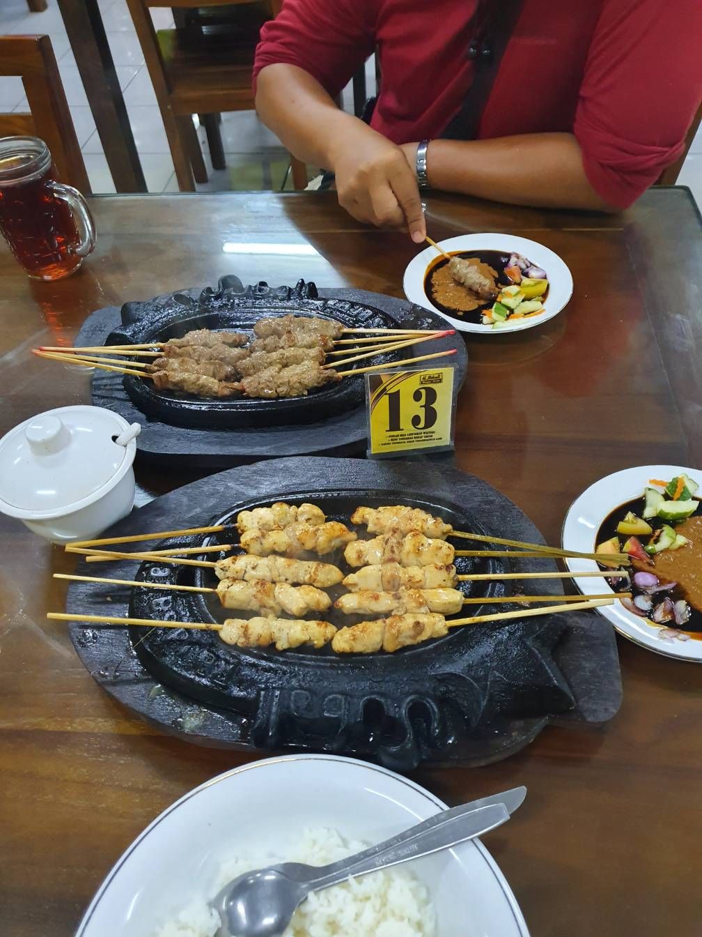 Sate Hot Plate Putra Saudara: Kenikmatan yang Menggigit di Jantung Cilacap